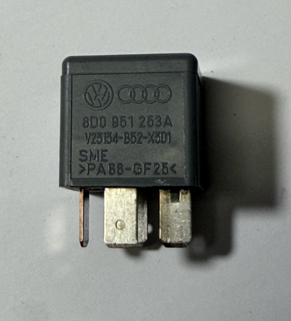 85-99 Volkswagen Passat Multifunctional Relay #373 8D0 951 253A V23134B52X301