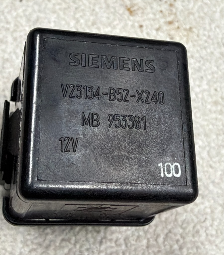 2000-2004 Volvo S40 V40 Relay 12V V23134 B52 X240, 953381 Black