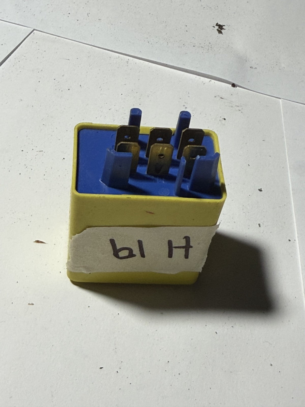 Volvo 940 6 Pin Wiper Relay 12V 6849781, 89 8742 000 Yellow