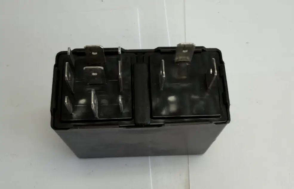 1996-1997 Chrysler Town & Country Flasher Relay 12V 4686190 50732 Black by Chrysler