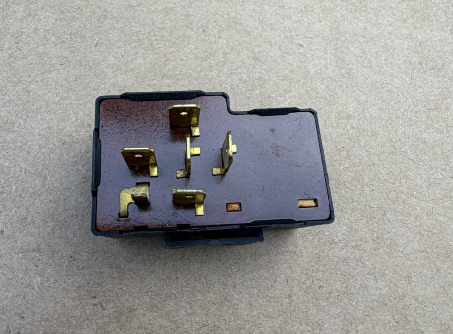 Volvo 740 760 780 940 Central Locking Relay 12V 3523739, 5ZA00542301 Black