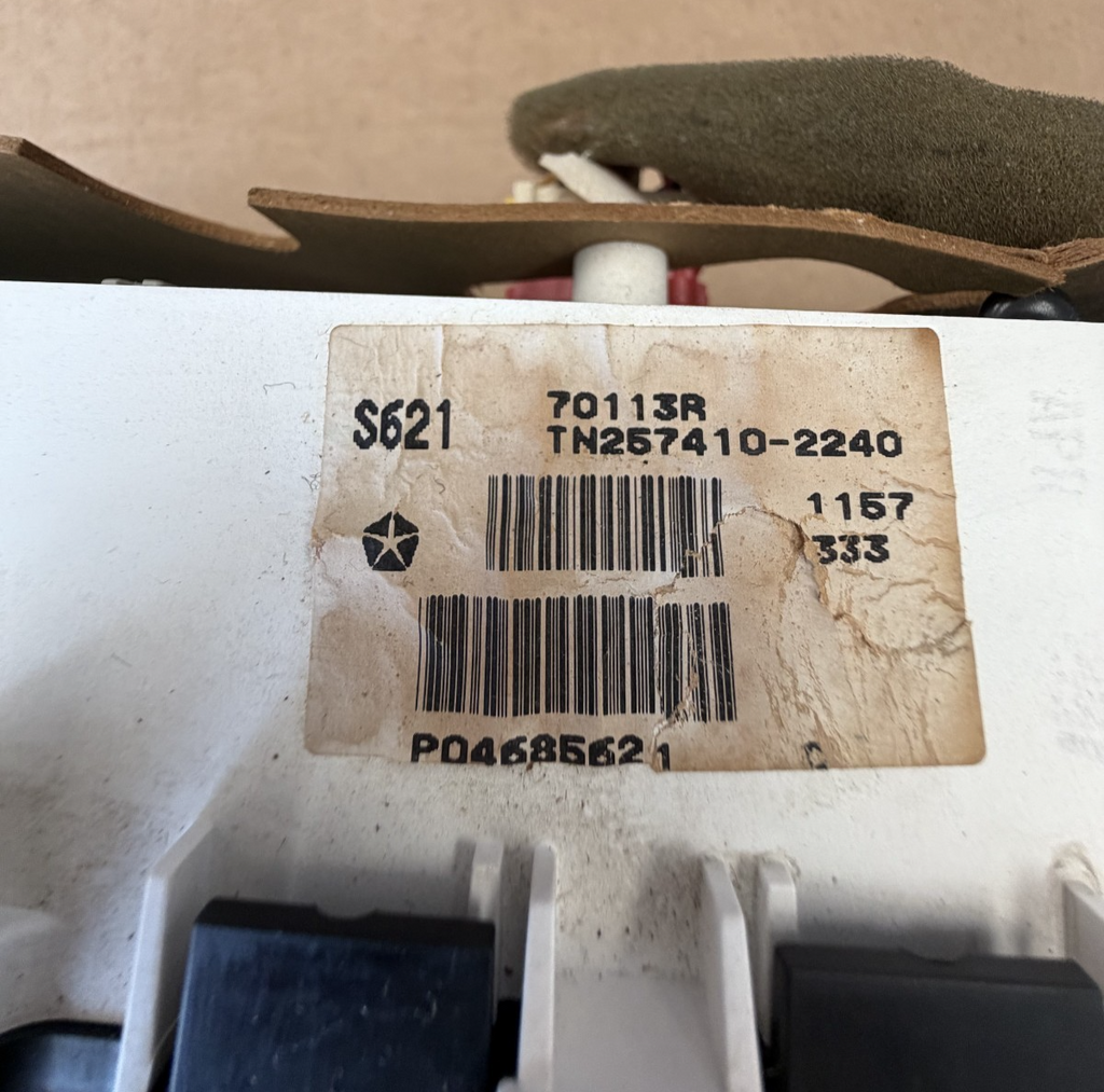 1997-1998 Dodge Caravan Voyager Instrument Cluster Speedometer P04685621