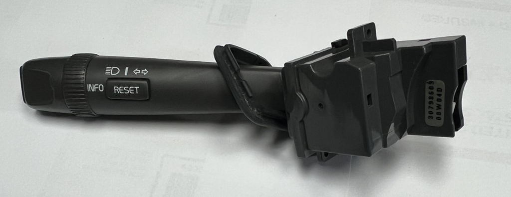 2001-2004 Volvo S60 S80 V70 XC70 XC90 Turn Signal Info Reset Switch 30798609
