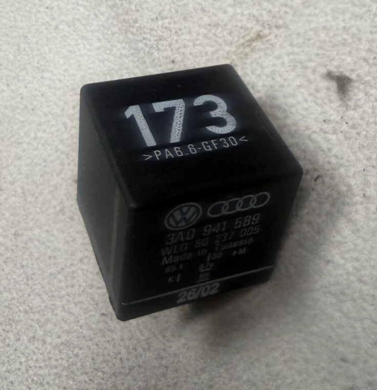 1999-2002 Volkswagen Cabrio Daytime Running Light Relay 3A0 941 589 Black