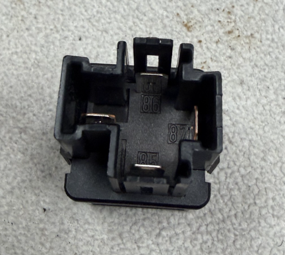 2000-2004 Volvo S40 V40 Relay 12V V23134 B52 X240, 953381 Black