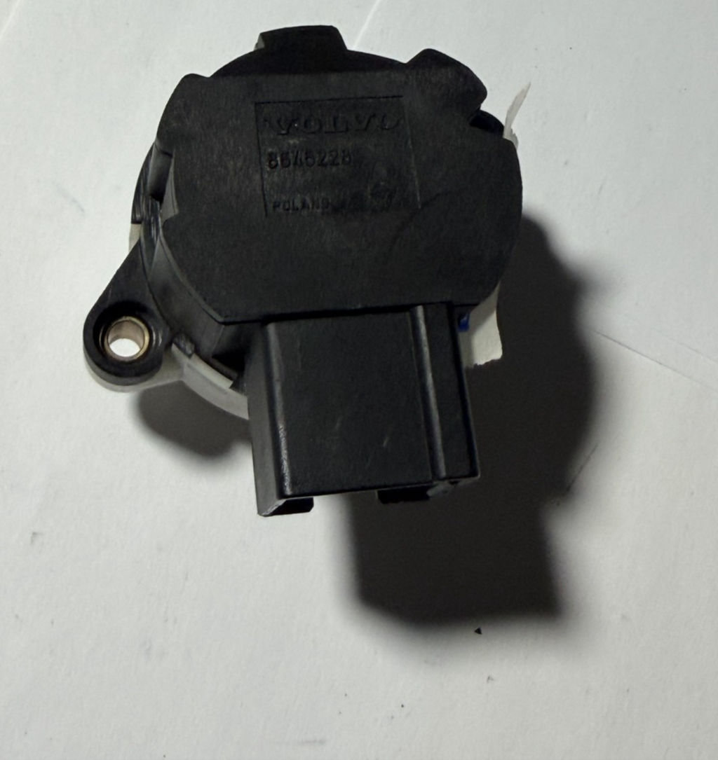 2000-2012 Volvo S60 S80 V70 C70 Ignition Starter Switch Plug 8645228