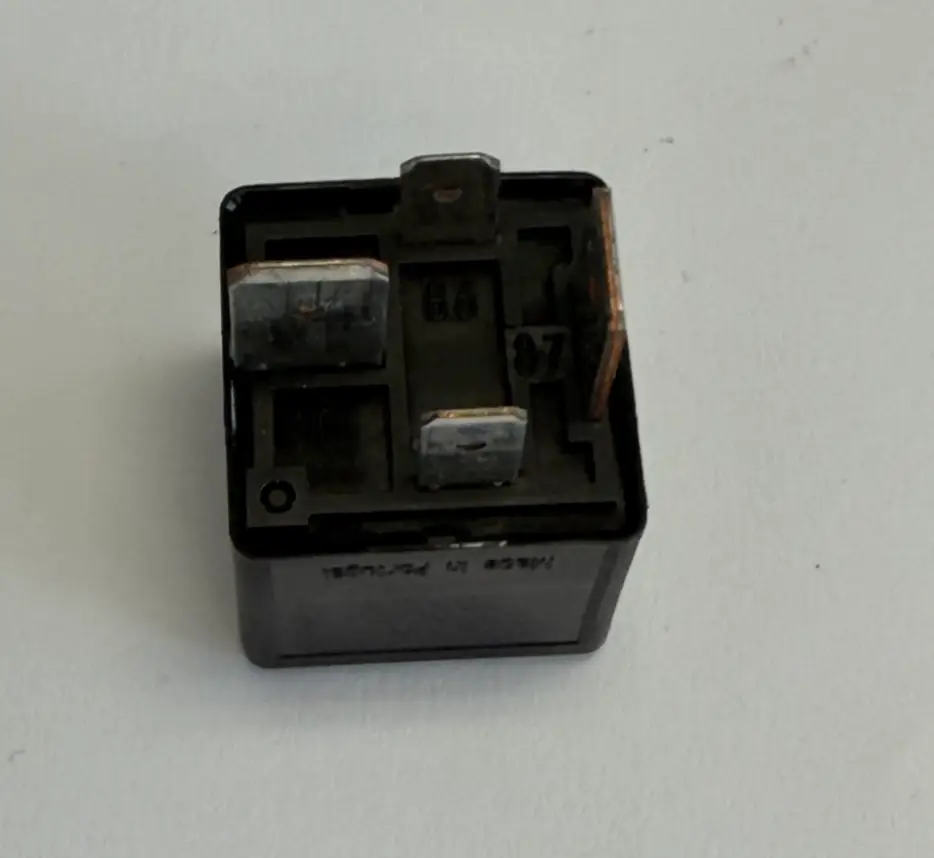 98 99 00 01 02 03 04 05 06 Volvo Relay V23134-J52-X346, 9441158 Black by Volvo