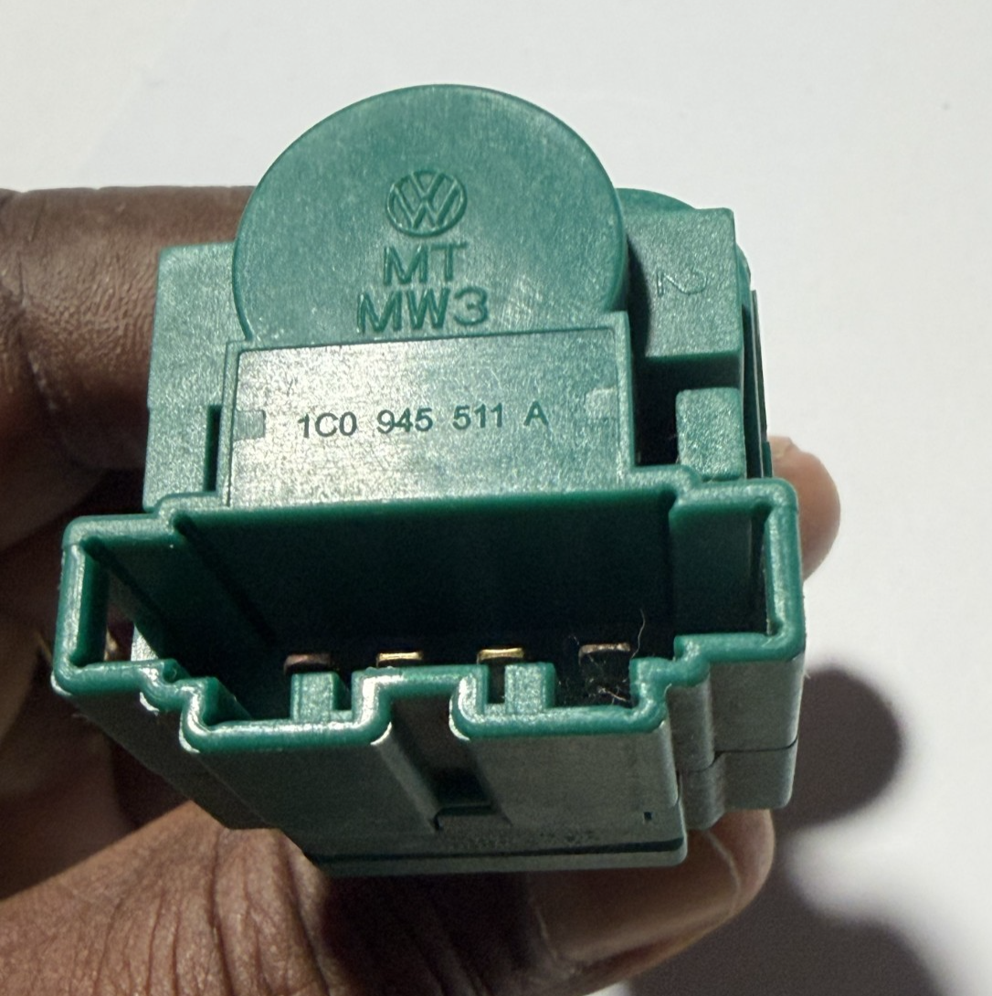 1998-2005 VW Volkswagen Beetle Brake Lamp Switch 1C0 945 511 A Green