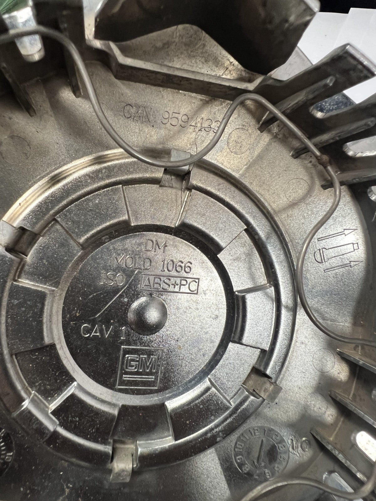 01 02 2001-2002 Oldsmobile Aurora Center Wheel Hub Cap Hubcap OEM 9594133