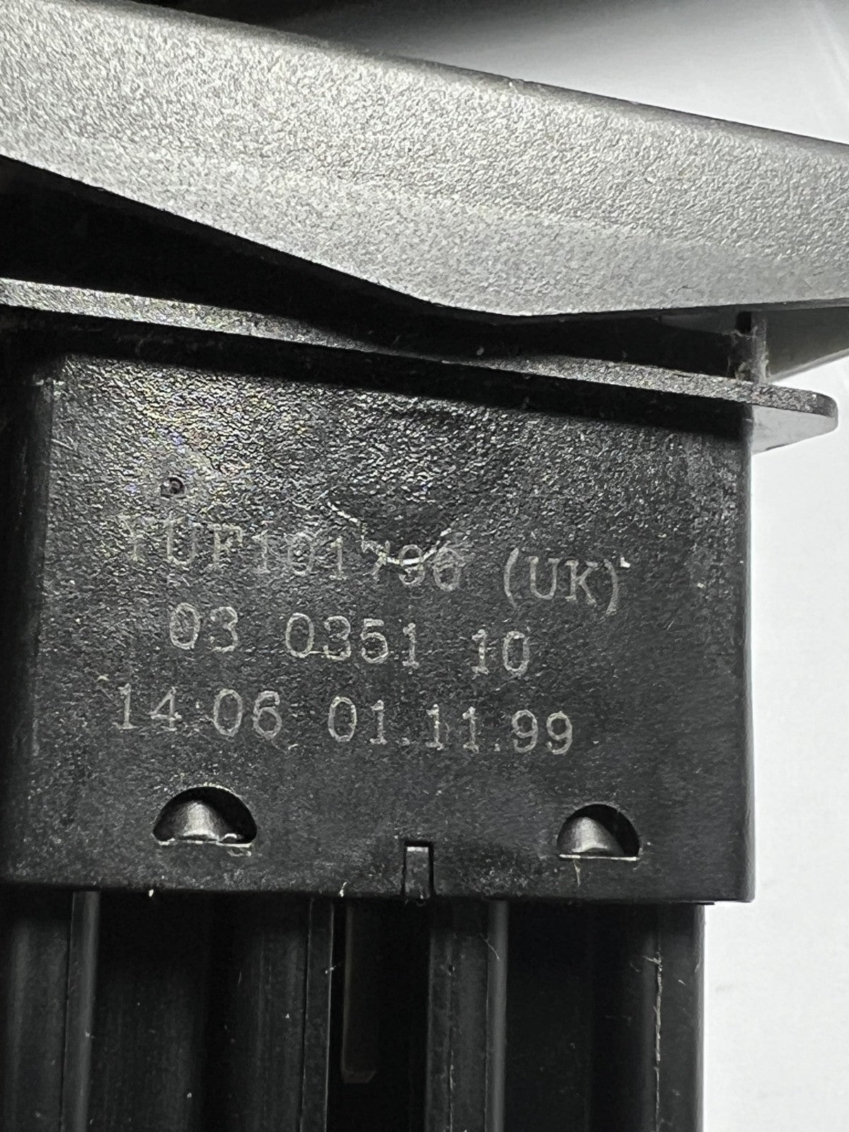 99-04 Land Rover Discovery Series II Central Lock Switch 03 0351 10, YUF101790