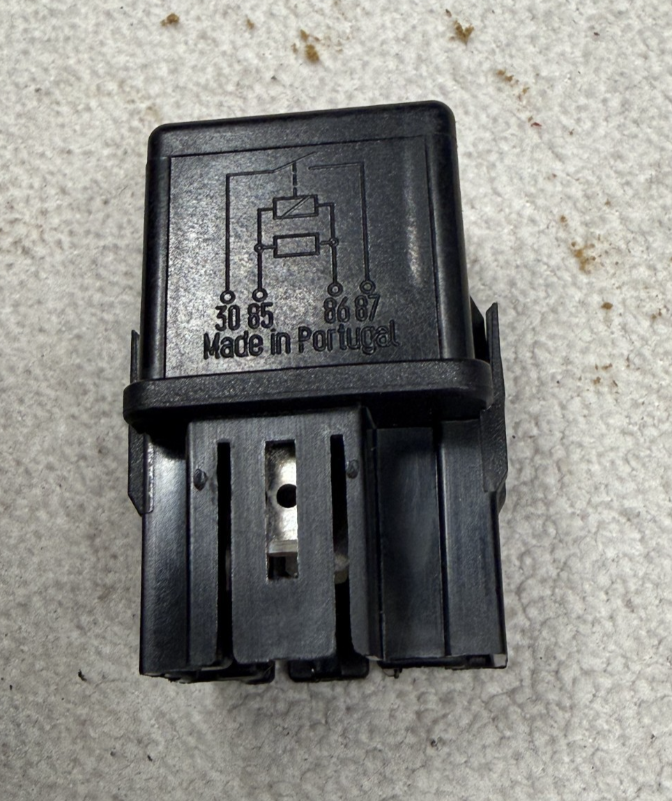 2000-2004 Volvo S40 V40 Relay 12V V23134 B52 X240, 953381 Black