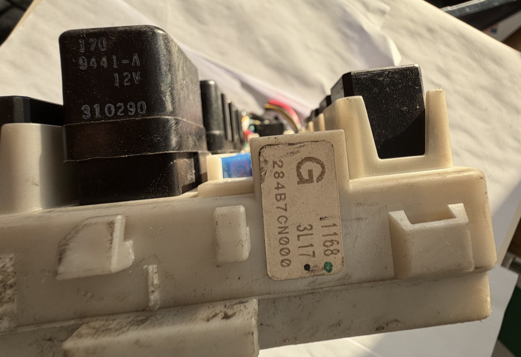 2004 2005 2006 Nissan Quest Control Module Fuse Relay Box 284B7 CN000 by Nissan