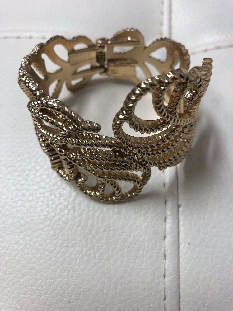 VINTAGE DECO  DESIGNED GOLD  PLATED  SNAP ON BRACELET
