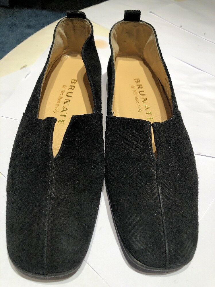 BRUNATE SUEDE LEATHER FLATS WITH GOLD BUCKLE AND RED ACCENT SZ 37/US 6.5