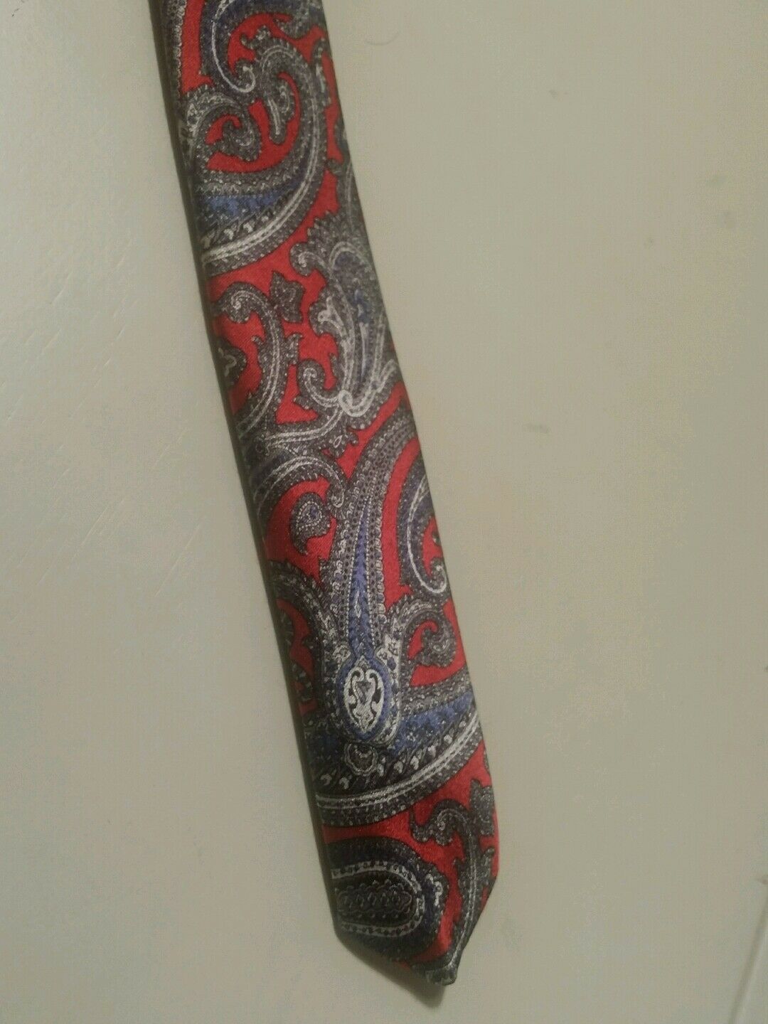 CHRISTIAN DIOR RED AND GRAY PAISLEY PRINT NECKTIE.