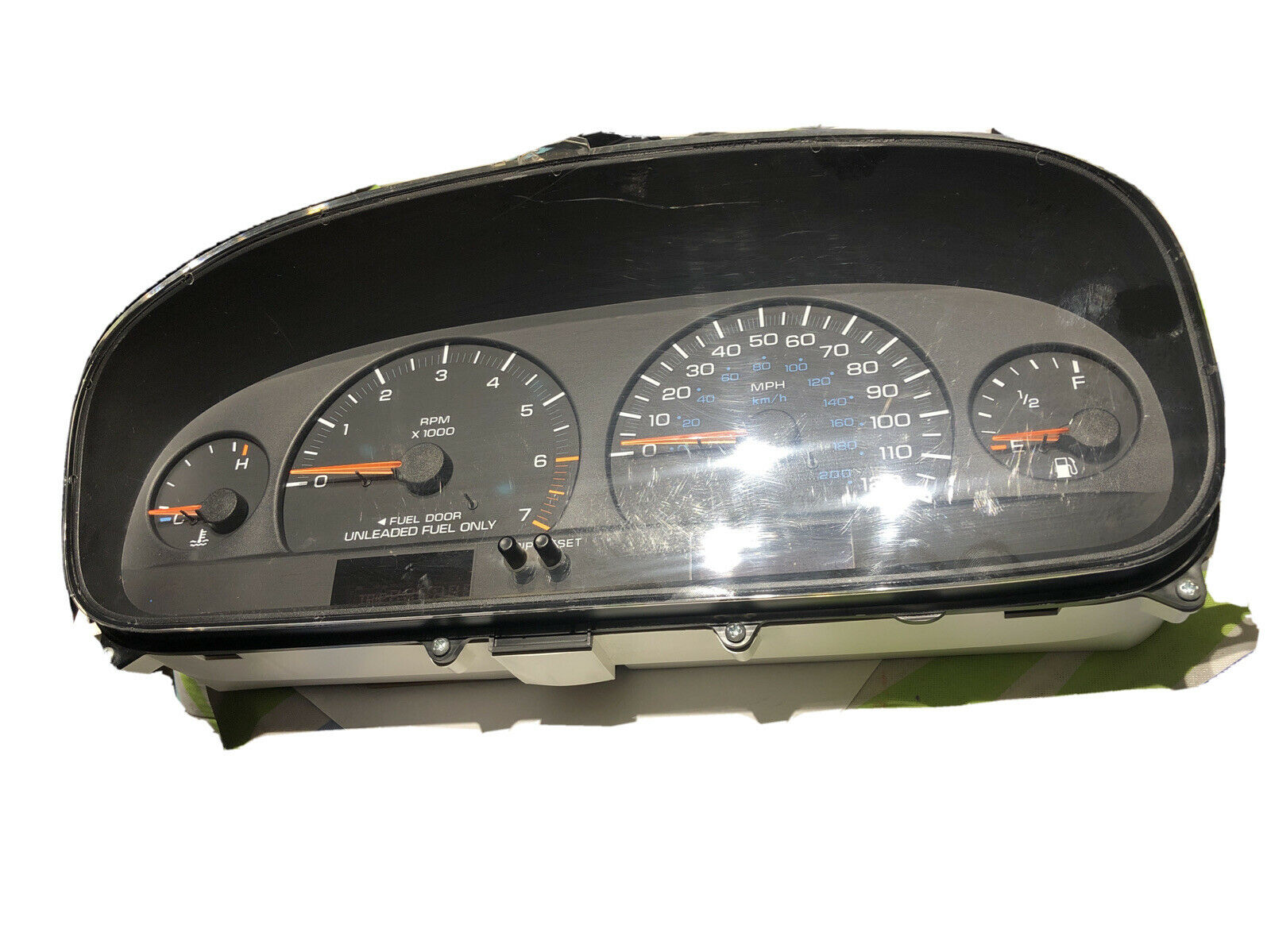 97 98 99 00 Chrysler Town & Country Instrument Cluster Speedometer 04685516 OEM