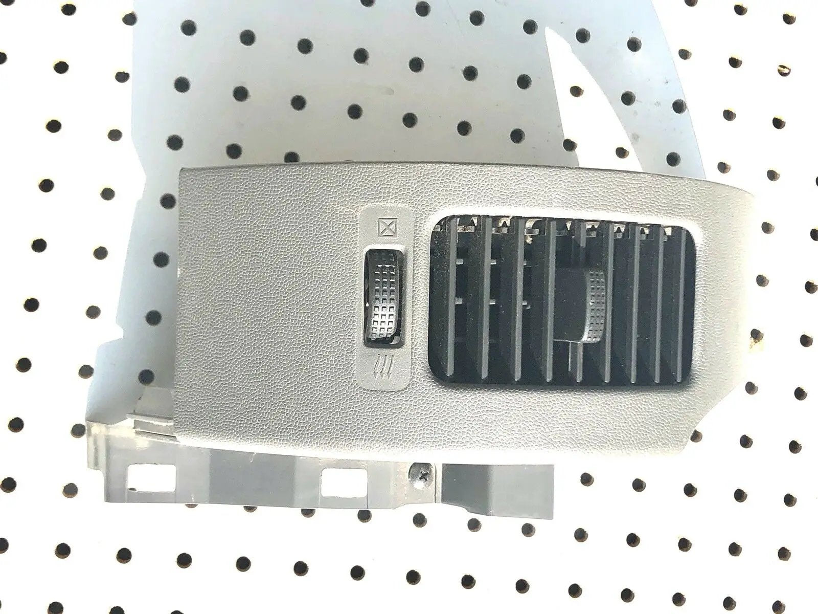 Nissan Xterra 05-08 Center Dash AC Vent - Used by Nissan