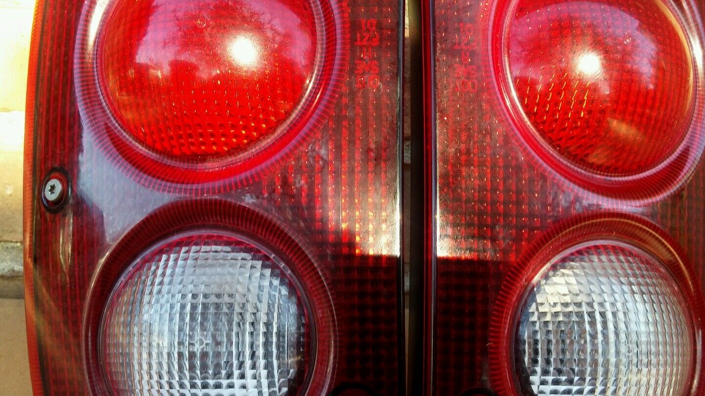 03 LANDROVER FREELANDER Rt./Lt TailLight OEM driver/pass. side 22960104 XFP00010