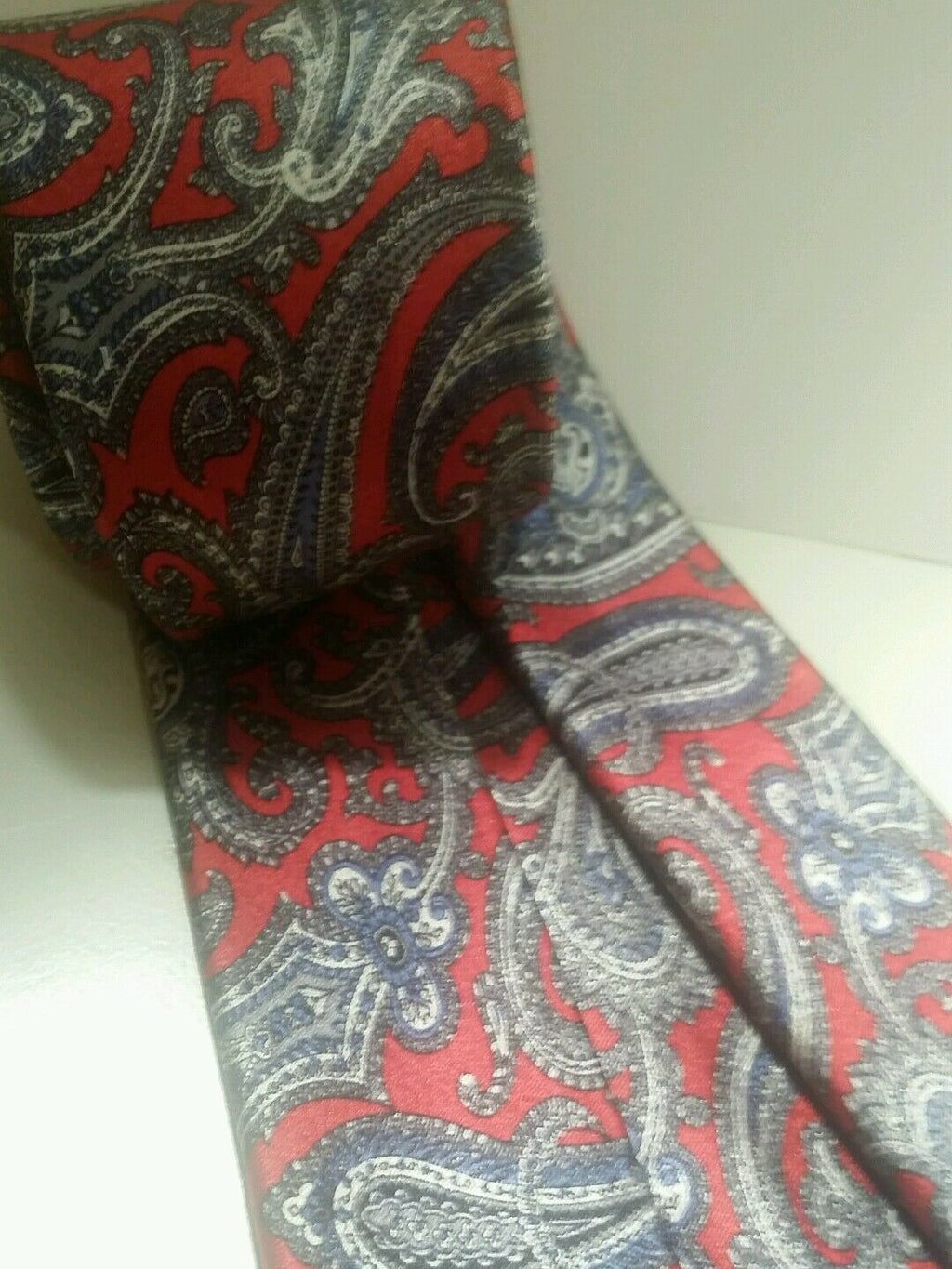 CHRISTIAN DIOR RED AND GRAY PAISLEY PRINT NECKTIE.