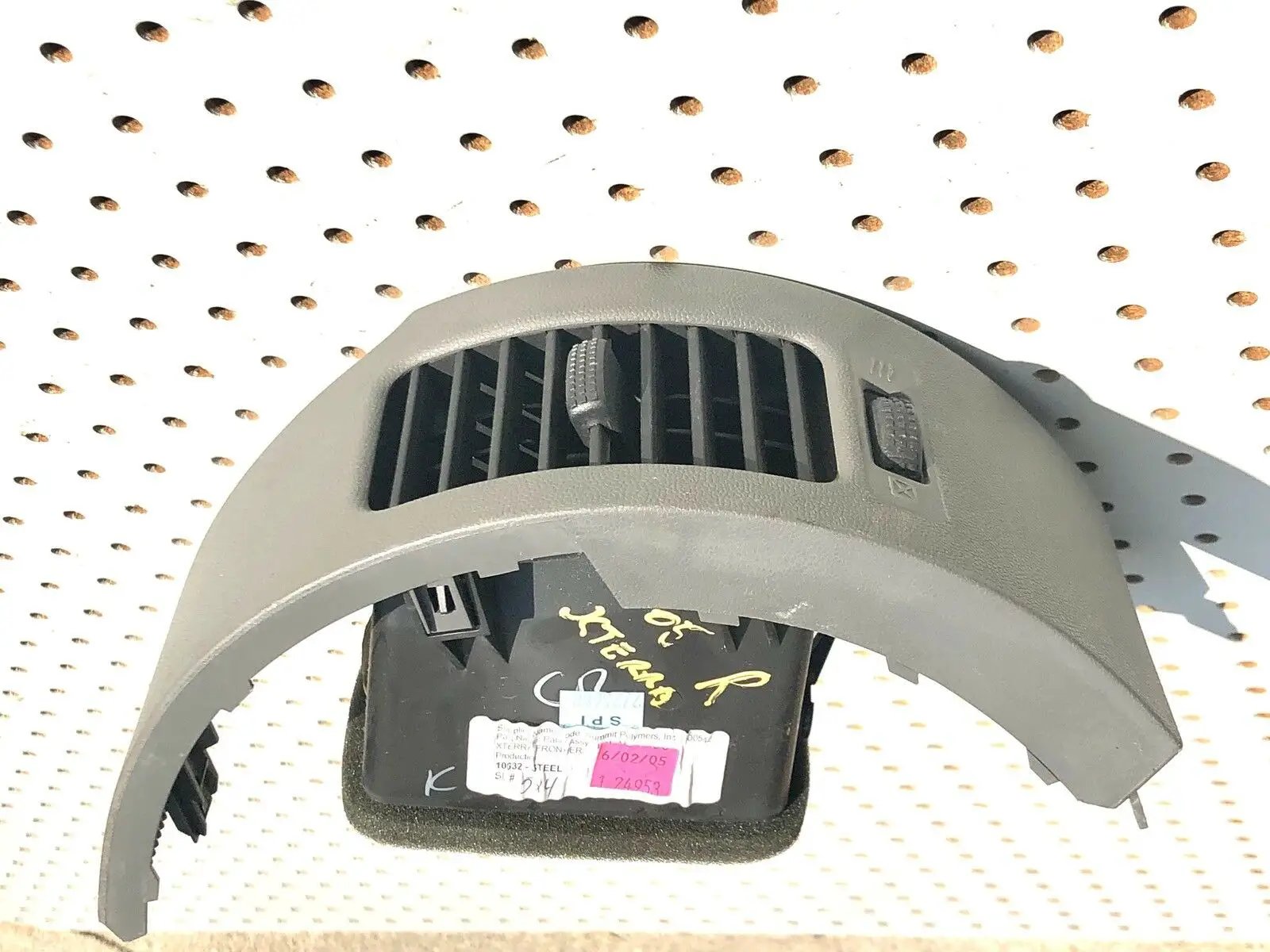 Nissan Xterra 05-08 Center Dash AC Vent - Used by Nissan