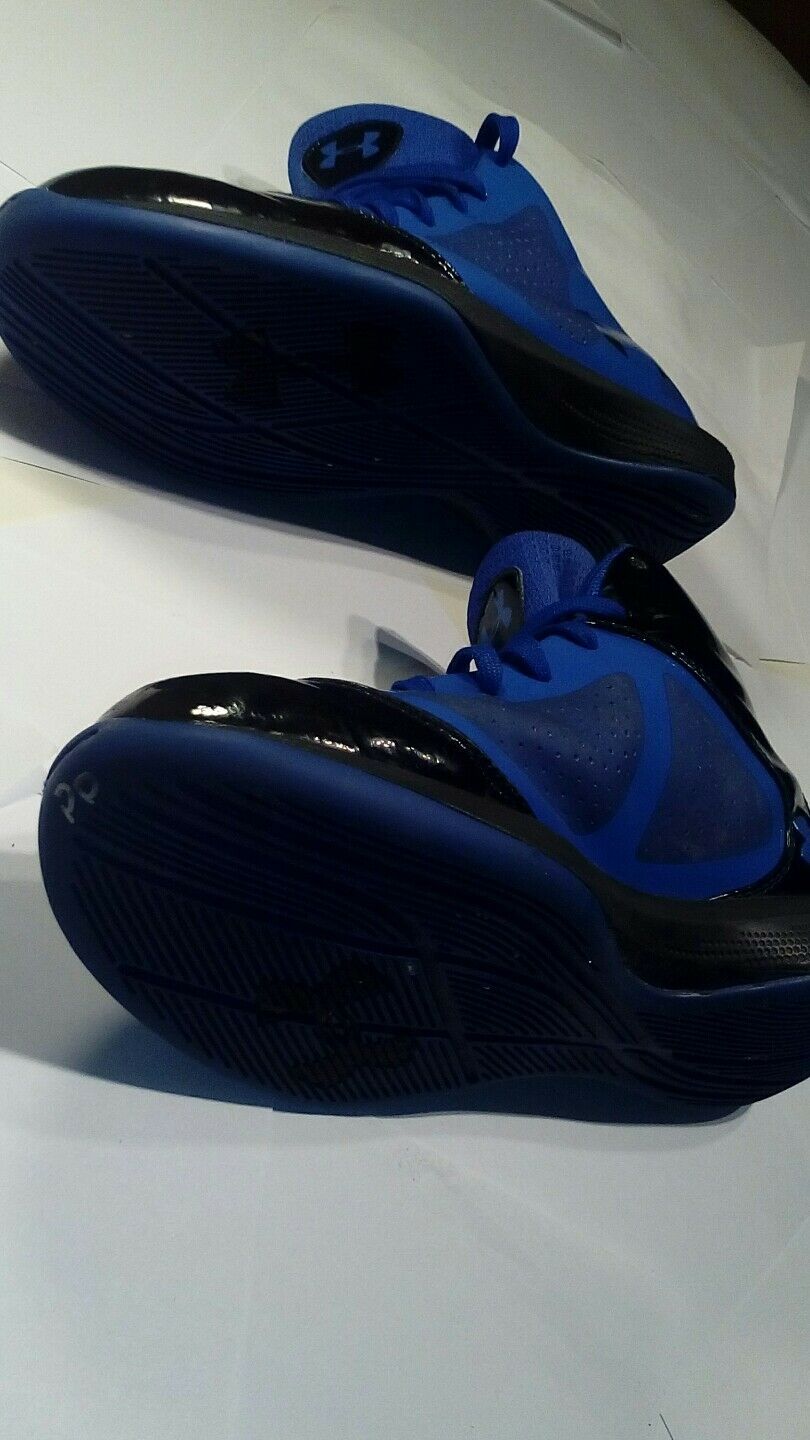 under Armour blue and black high top tennis sjoes size 5.5