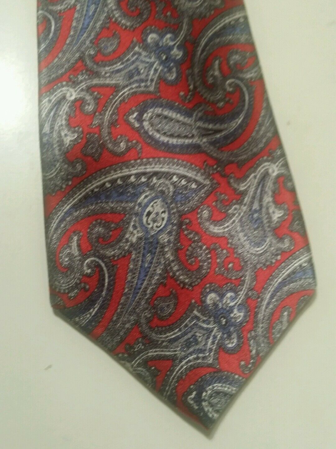 CHRISTIAN DIOR RED AND GRAY PAISLEY PRINT NECKTIE.