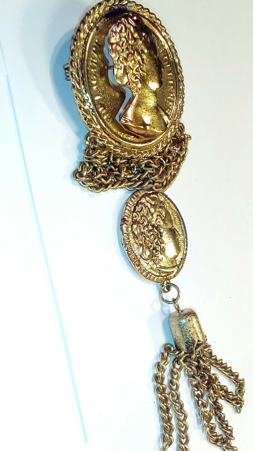 vintage gold tone dangled dexorative pen with chain.