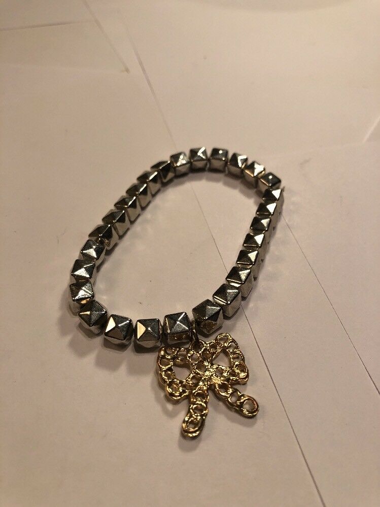 Silver Strech Bracelet With Bow