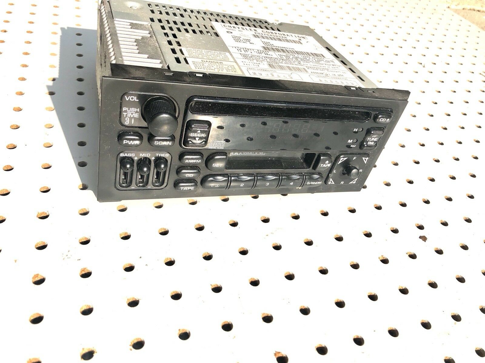 97 98 99 00 01 02 DODGE CHRYSLER PLYMOUTH JEEP OEM CD CASSETTE PLAYER P04704383/