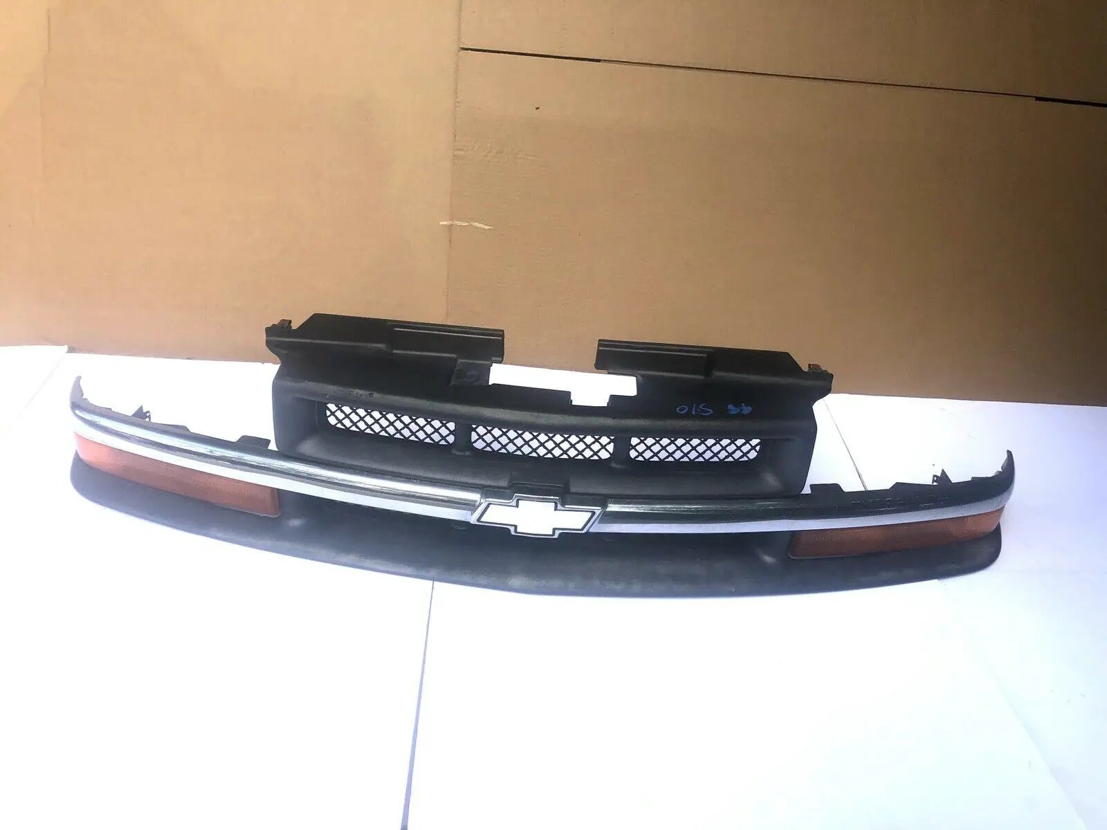 GM1200425 Front GRILLE for Chevy Silverado 2500 HD 1500 3500 SILVER 15764314 OWM by TPA