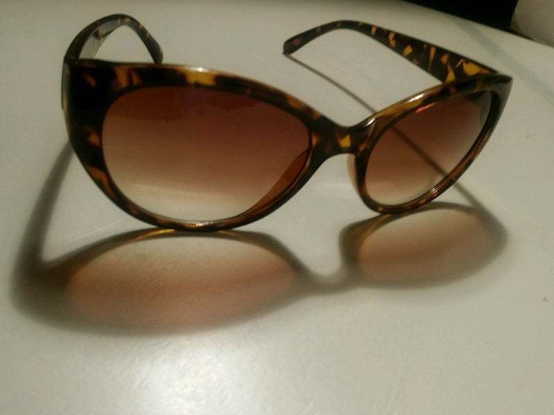 Cynthia Rowley Eyewear Tortoise Brown Oval Sunglasses.