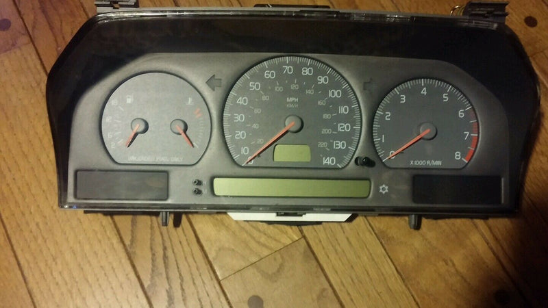 99 00 VOLVO V70 DASH INSTRUMENT CLUSTER 9168144 + W/HANESS CONNECTORS