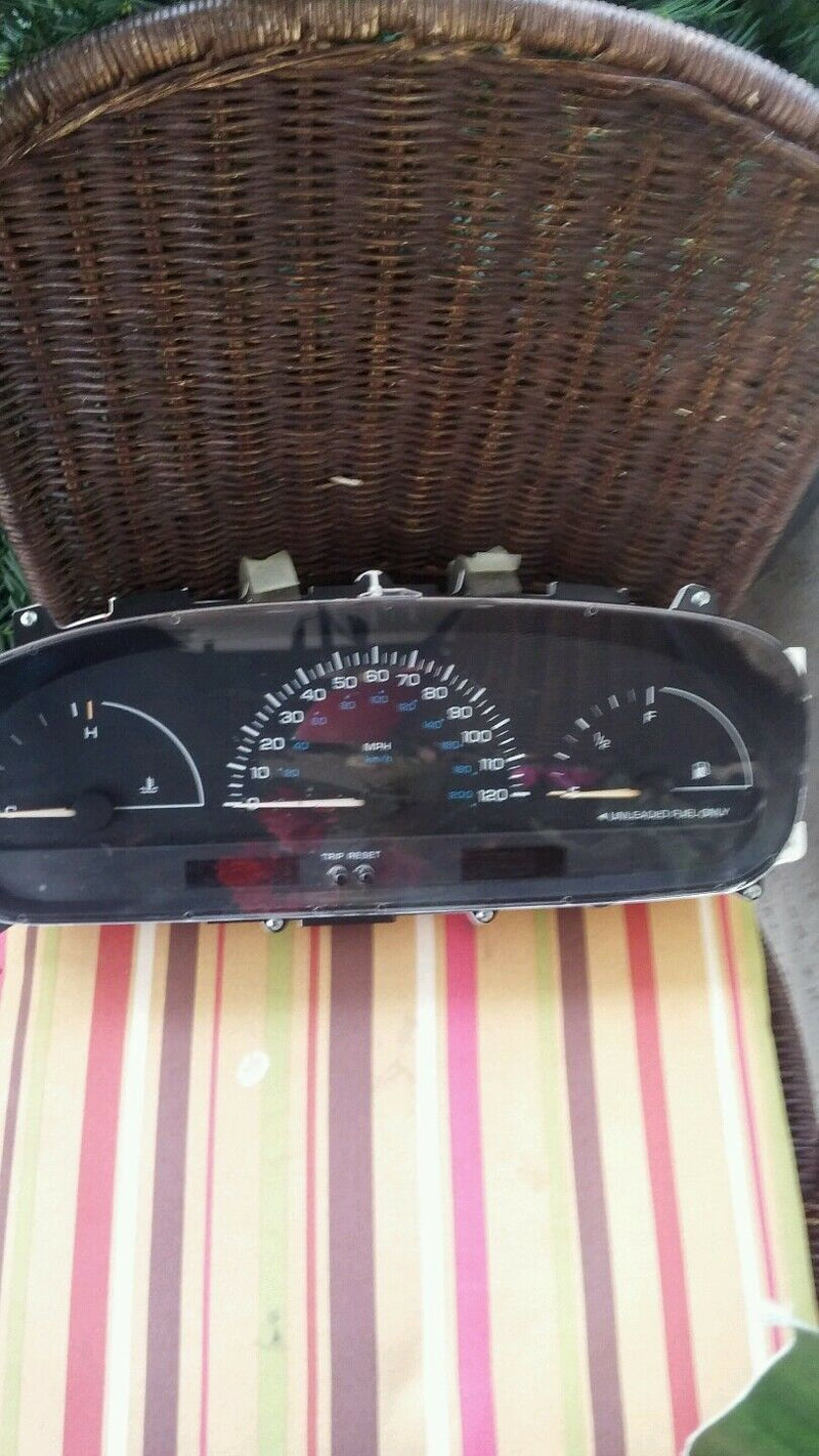 2000 99 Dodge Caravan Instrument Cluster Speedometer Tachcometer gas gauge OEM