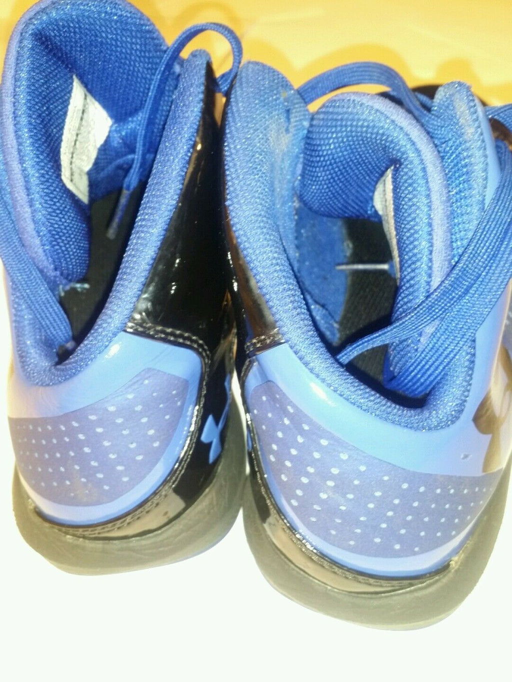 under Armour blue and black high top tennis sjoes size 5.5