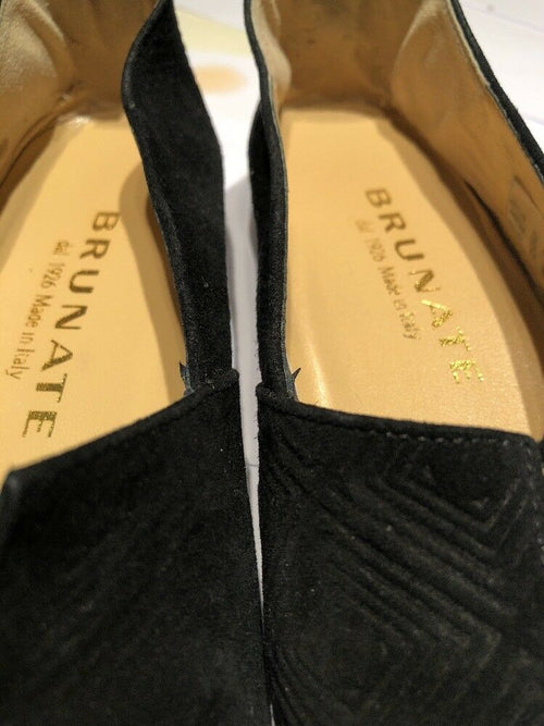 BRUNATE SUEDE LEATHER FLATS WITH GOLD BUCKLE AND RED ACCENT SZ 37/US 6.5