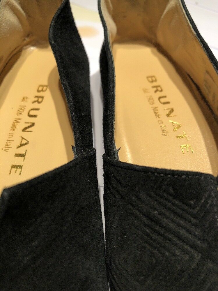 BRUNATE SUEDE LEATHER FLATS WITH GOLD BUCKLE AND RED ACCENT SZ 37/US 6.5