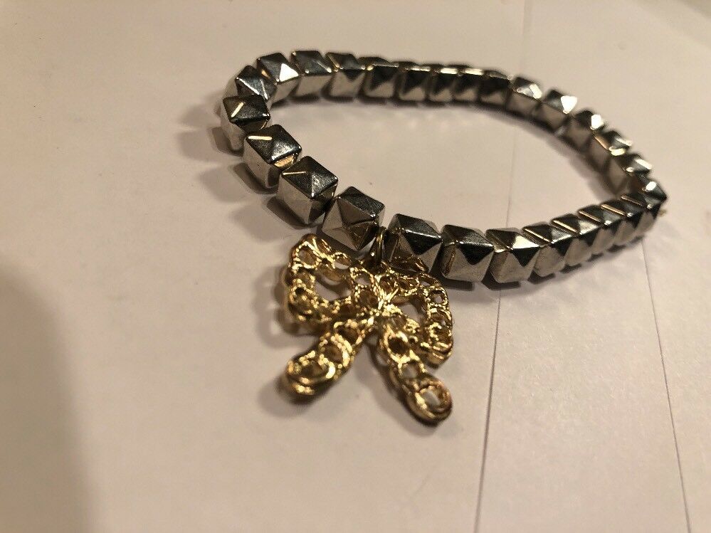 Silver Strech Bracelet With Bow