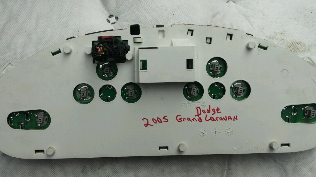 2005 OEM DODGE GRAND CARAVAN ODOMETER SPEEDOMETER TACHOMETER GAS GAUGE CLUSTER