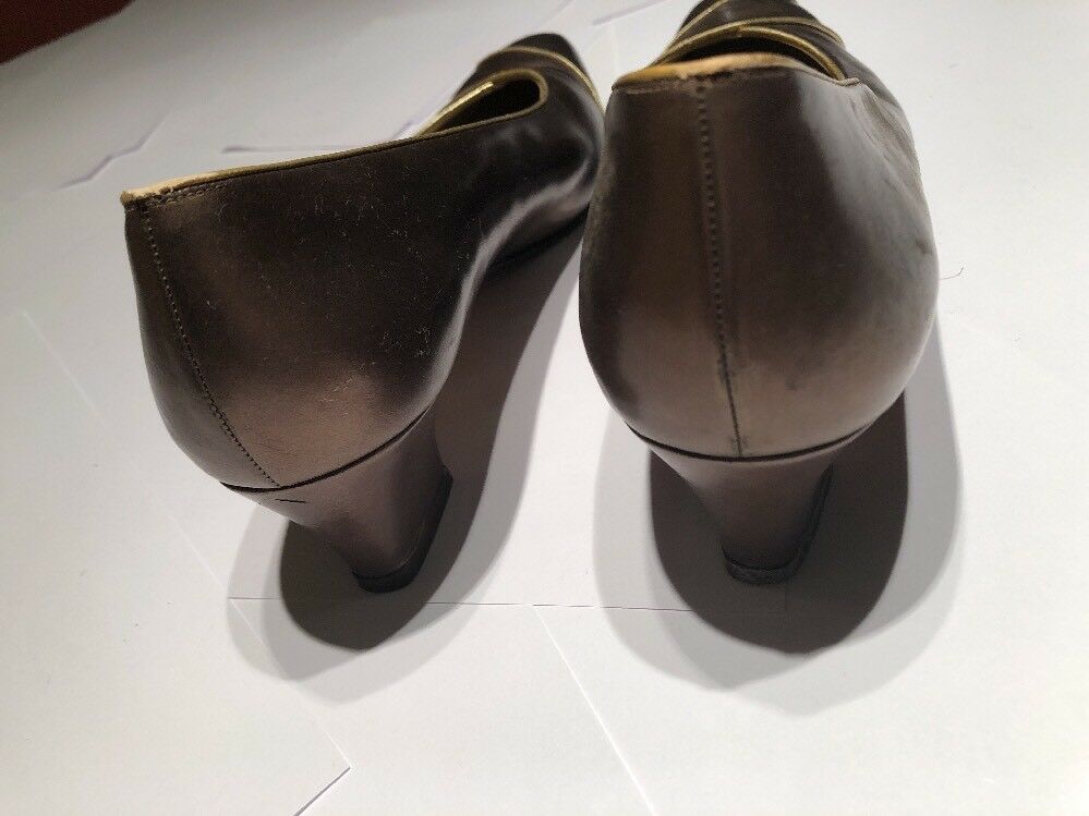 Vintage Salvatore Ferragamo 7.5 AAA Back Pumps