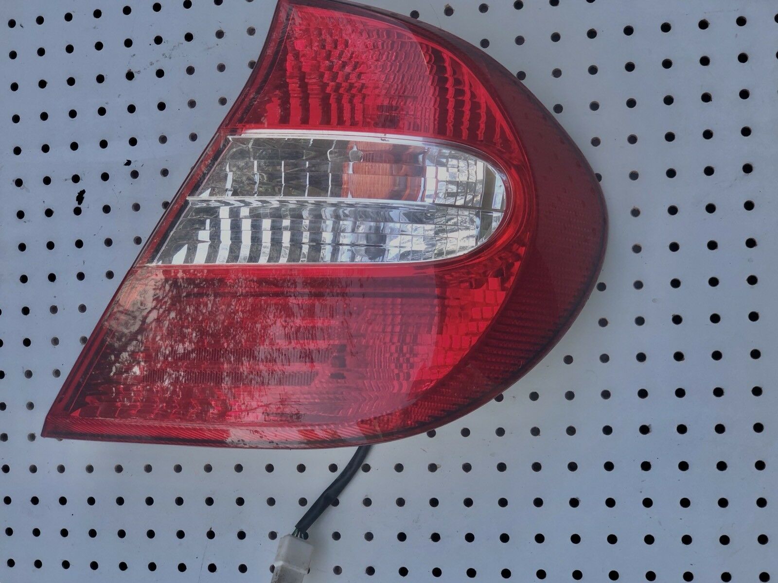 New Passenger Side Right Tail Lamp Lens and Housing 81551AA050