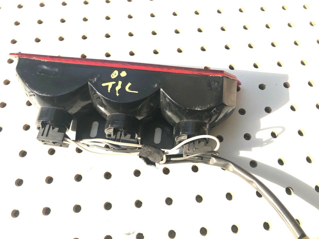 97 98 99 00 TOWN COUNTRY CARAVAN VOYAGER Third Brake Center Light Lamp Red Stop