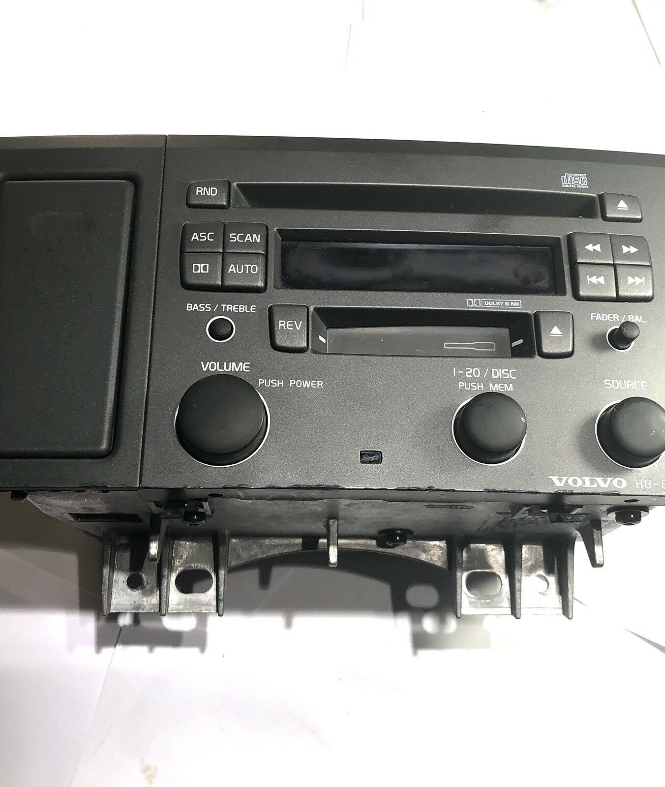 2001 VOLVO CROSS COUNTRY AM/FM RADIO CD RECEIVER PLAYER 8651153