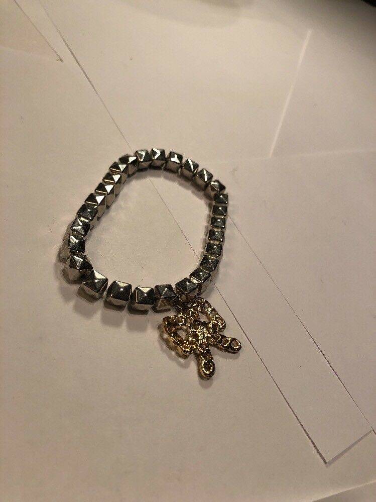 Silver Strech Bracelet With Bow