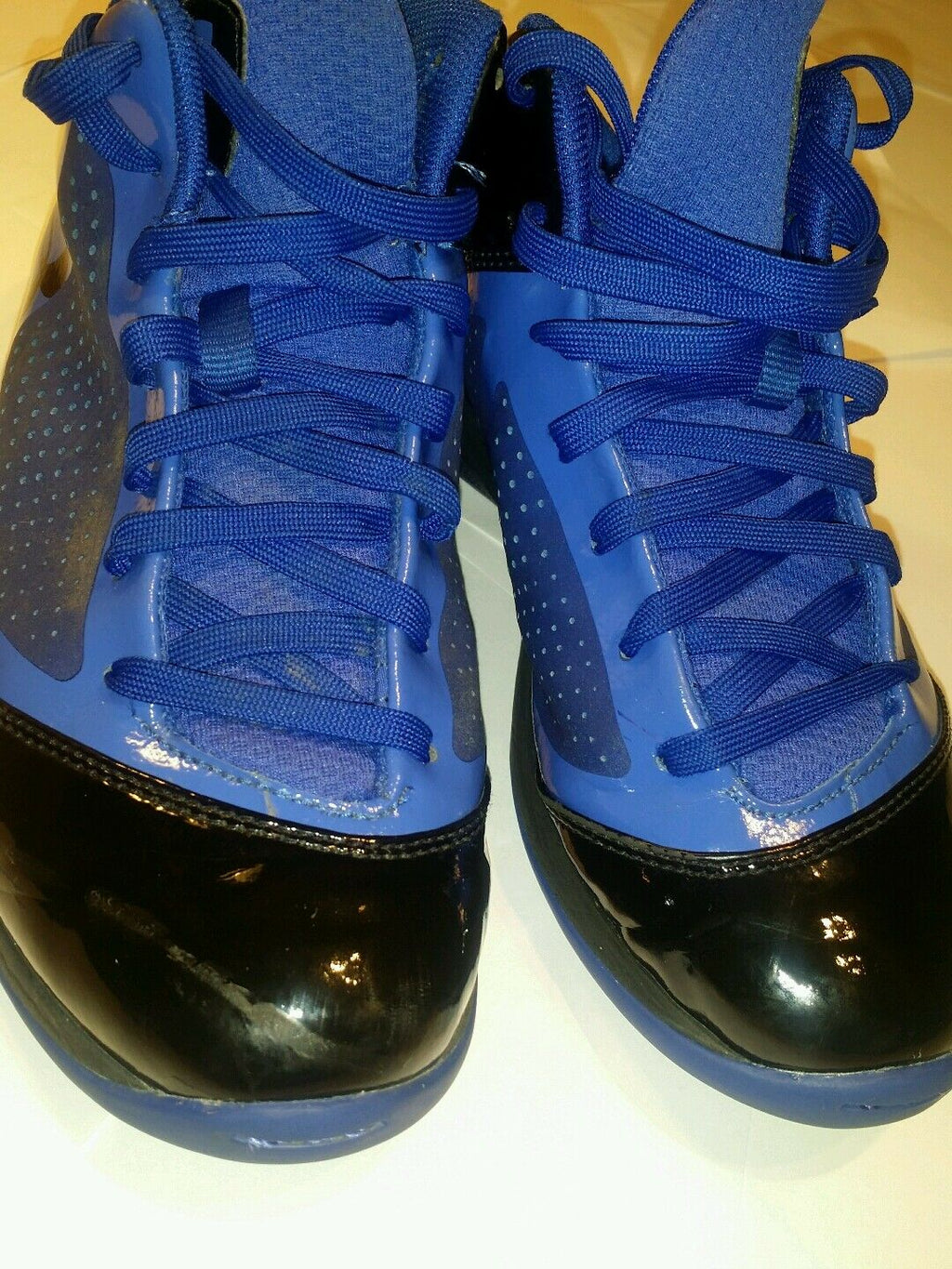 under Armour blue and black high top tennis sjoes size 5.5