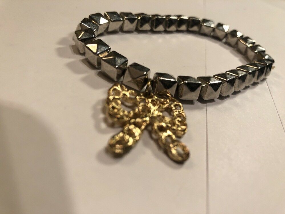 Silver Strech Bracelet With Bow