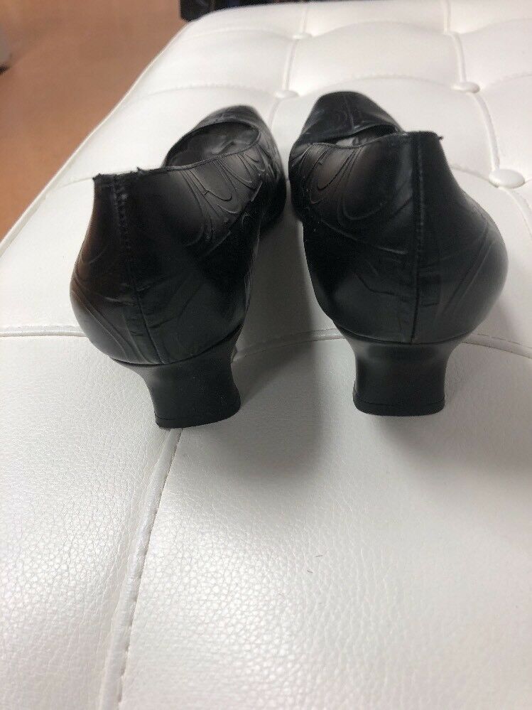 Salvatore Ferragamo   black leather pumps  Size 8.5 2A