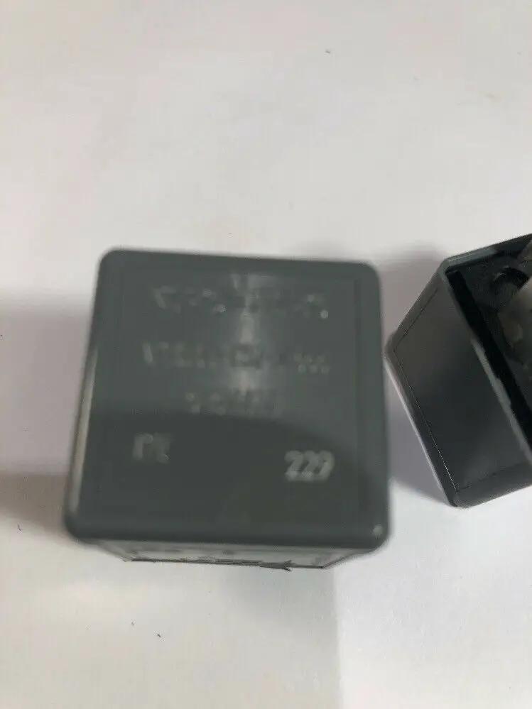 OEM Volvo MULTI PURPOSE RELAY 850 S40 V50 S60 C70 S70 S80 V70 V70XC by Volvo