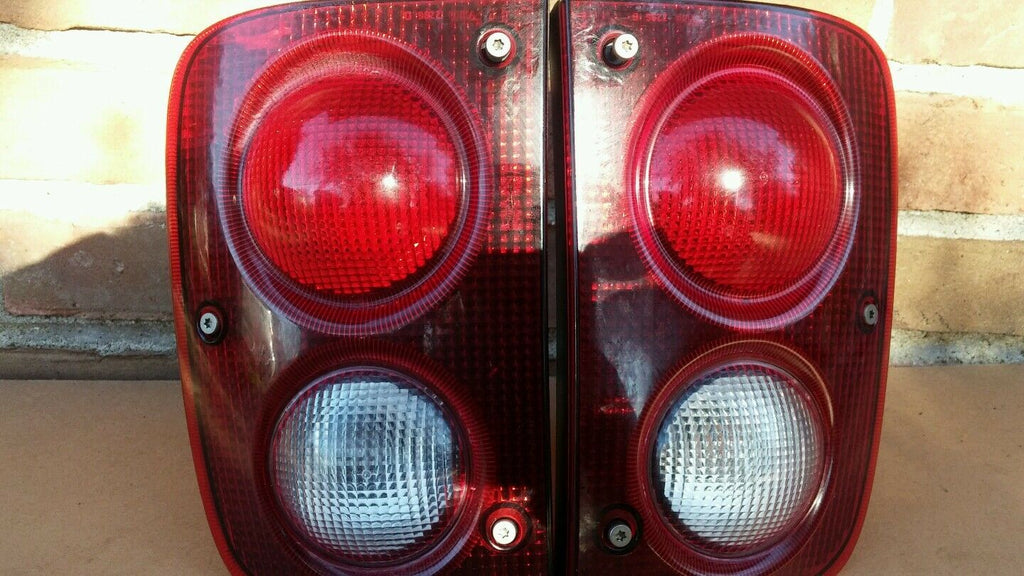 03 LANDROVER FREELANDER Rt./Lt TailLight OEM driver/pass. side 22960104 XFP00010