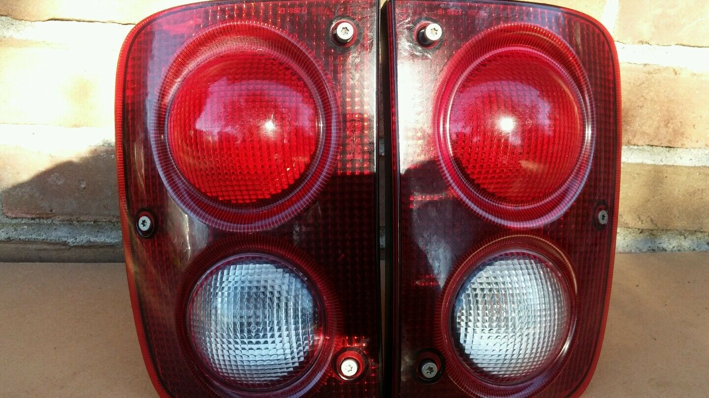 03 LANDROVER FREELANDER Rt./Lt TailLight OEM driver/pass. side 22960104 XFP00010