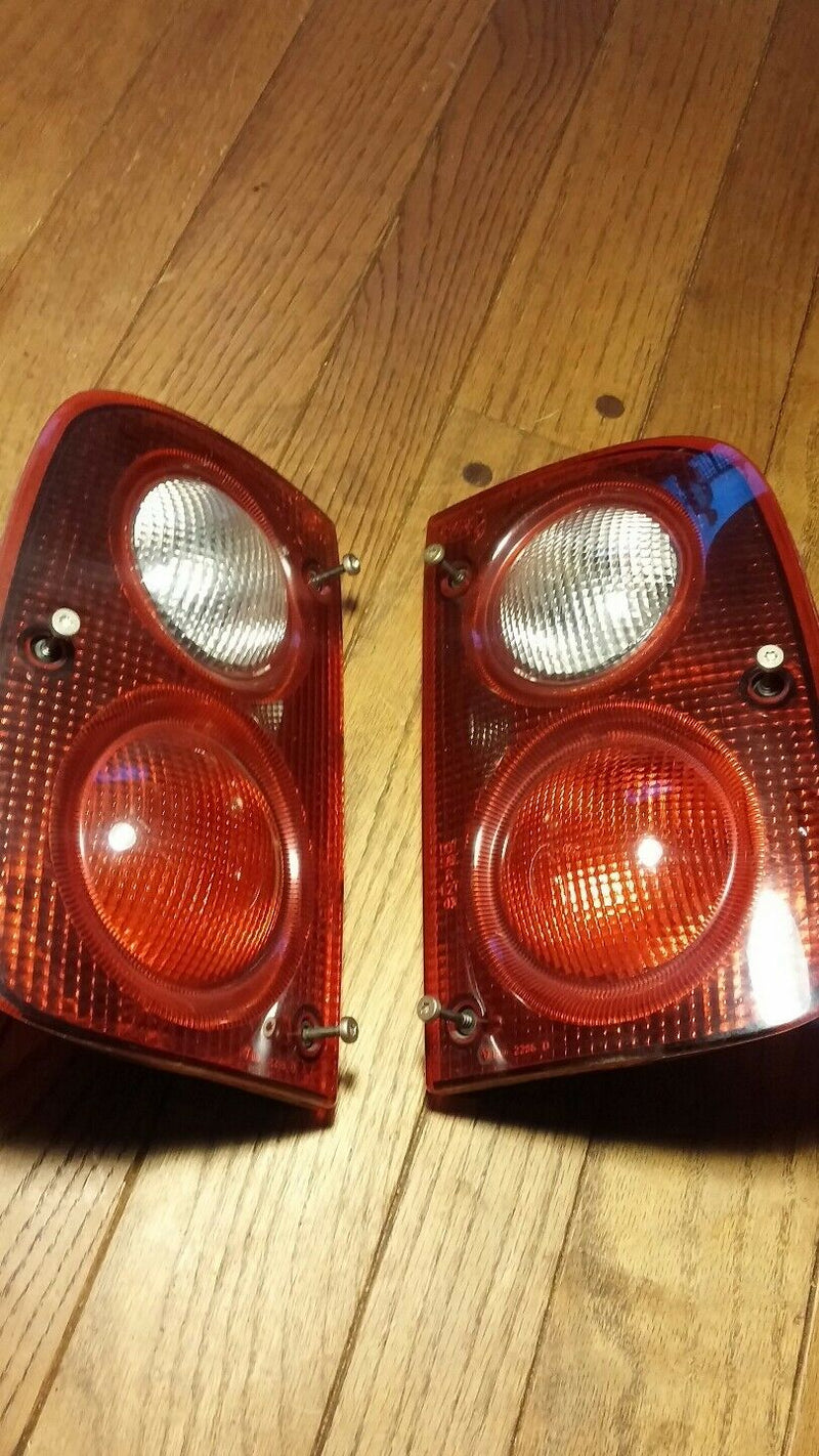 2003 Land Rover Freelander OM valeo Rt./Lt Taillight Pass. Bumper Rear Lamp